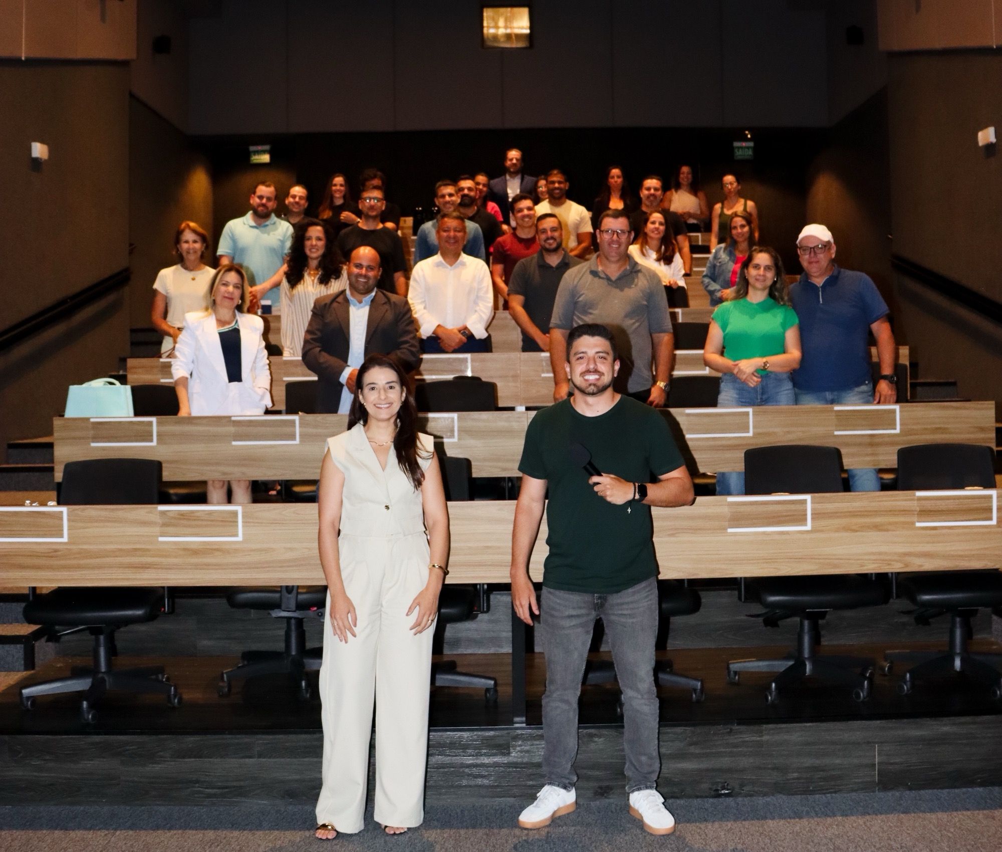 Participantes do Farol Talks reunidos após o encontro sobre Reforma Tributária em Itajaí